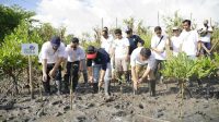 Peringati Hari Lingkungan Hidup Sedunia, PLN UIP JBTB Terjunkan Ratusan Relawan Bersihkan Sungai dan Tanam Mangrove Bersama