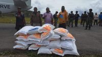 Kapolri Salurkan 264,7 Ton Beras dan 1.500 Sembako untuk Warga Papua yang Terdampak Kekeringan