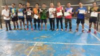 Forkopimcam Ngraho Serahkan Piala Turnamen Badminton HUT RI Ke 78
