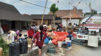 Anggota DPR RI Fraksi Gerindra Wihadi Widjanto Bersama Partai Gerindra Bojonegoro Bantukan 100.000 Liter Air Bersih Di Ngraho Dan Tambakrejo