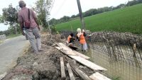 Abaikan Perpres Nomor 54, Proyek Paket Pembangunan TPT Jl. Trucuk – Padang Tanpa Papan Informasi Dan Abaikan K3
