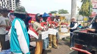 Relawan Bersama Ganjar – Mahfud Bojonegoro, Bagi-bagi Nasi Kotak Kepada Para Abang Becak dan Tukang Ojek