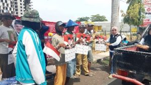 Relawan Bersama Ganjar – Mahfud Bojonegoro, Bagi-bagi Nasi Kotak Kepada Para Abang Becak dan Tukang Ojek