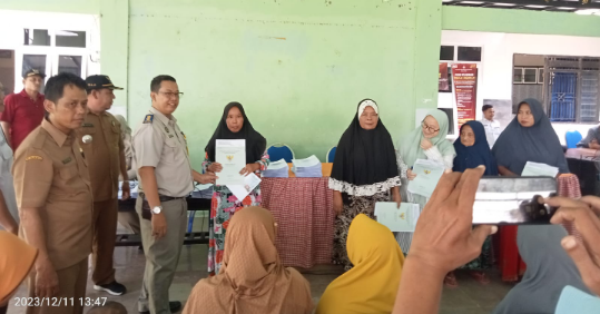 Warga Desa Titik Kecamatan Sekaran Lamongan menerima sertifikat PTSL