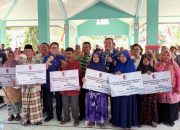 Pj Bupati Bojonegoro Salurkan Bansos Penanganan Kemiskinan, Bantu Kebutuhan Warga Jelang Ramadan
