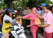 Ini Pesan Kapolres Tuban Kepada Masyarakat Pengguna Jalan, Saat Bagi-bagi Takjil