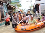 Kunjungi Lokasi Banjir dan Bagikan 3.000 Nasi Bungkus, Ini Himbauan Kapolres Ke Masyarakat