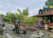 Babinsa Koramil 09/Sumberrejo Bojonegoro Bersama Warga Tulungrejo Gotong Royong Bangun Musholla