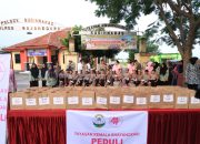 Kapolres Bersama Ketua PYKB Cabang Bojonegoro Bagi-Bagi Takjil Kepada Warga