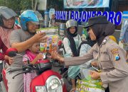 Polwan Polres Bojonegoro Bagikan Ratusan Takjil ke Pengguna Jalan
