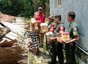 Peduli Sesama, Babinsa 07/Koramil Kepohbaru Bojonegoro Berikan Bansos Sembako ke Warga