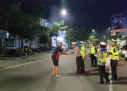 Satlantas Polres Bojonegoro Bagikan Nasi Kotak Kepada Masyarakat