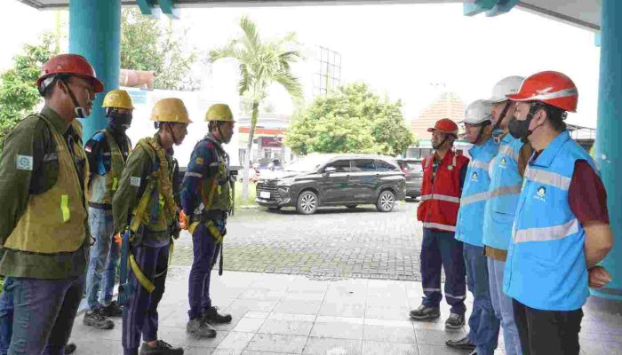 Jaringan Tetap Handal Saat Cuaca Ekstrem, PLN Icon Plus dan PLN UP3 Banyuwangi Menata Kabel di Tiang PLN
