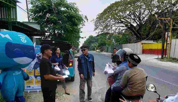 PLN Icon Plus dan PLN ULP Bojonegoro Ngabuburit Bareng dan Bagi Takjil