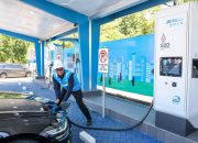 Gunakan Mobil Listrik, Dirut PLN Jajal SPKLU di Rest Area 628B Saradan, Pastikan Seluruh Sistem Layanan SPKLU Andal