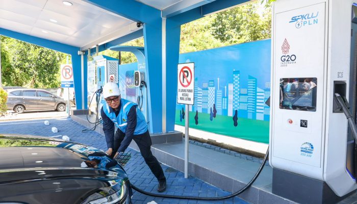 Gunakan Mobil Listrik, Dirut PLN Jajal SPKLU di Rest Area 628B Saradan, Pastikan Seluruh Sistem Layanan SPKLU Andal