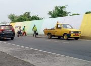 Pembenahan jalan berlubang lintas arah jalur Bojonegoro oleh pegawai PU