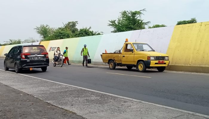 Pembenahan jalan berlubang lintas arah jalur Bojonegoro oleh pegawai PU