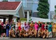 Peringati Hari Kartini, Pegawai Pemkab Bojonegoro Kompak Pakai Kebaya dan Udeng Samin