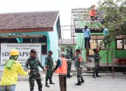 Peduli Dunia Pendidikan, Babinsa Kodim 0813 Bojonegoro dan Warga Rehab Ruang Kelas Sekolah Dasar
