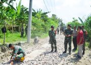 Tinjau Pembangunan Jalan Aspal, Dansatgas Semangati Personel Satgas TMMD 120 Tambakrejo Bojonegoro