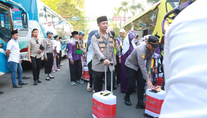 Polres Bojonegoro Beri Pengamanan Pemberangkatan Jamaah Calon Haji