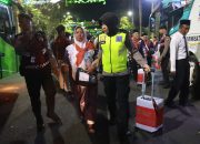 Wujud Kepedulian, Polwan di Bojonegoro Bantu Angkat Barang Bawaan Jamaah Calon Haji