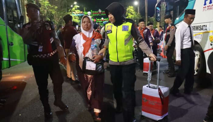Wujud Kepedulian, Polwan di Bojonegoro Bantu Angkat Barang Bawaan Jamaah Calon Haji