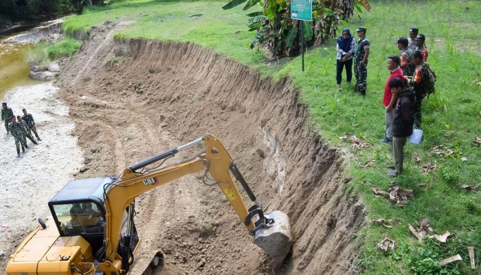 Antisipasi Banjir dan Tanah Longsor, Satgas TMMD 120 Kodim Bojonegoro bangun Pelindung Tebing Sungai