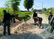 Satgas TMMD 120 Kodim Bojonegoro dan Warga Percepat Pembangunan Jalan Aspal