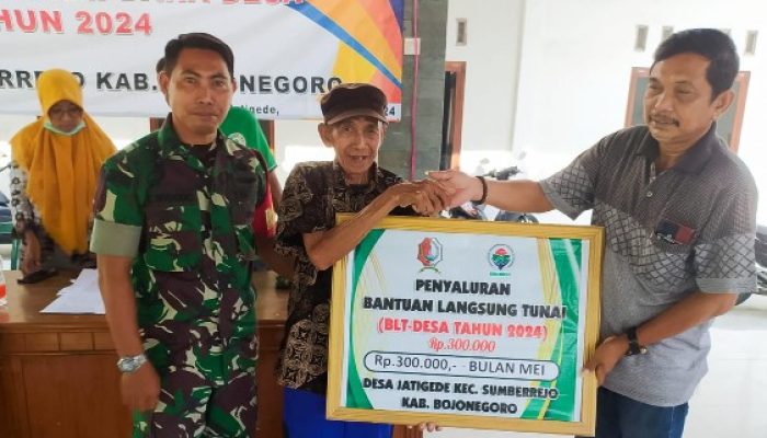 Pastikan Bantuan Tepat Sasaran, Babinsa Koramil 09/Sumberrejo Bojonegoro Kawal Penyaluran BLT-DD