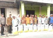 Polisi di Sumberrejo Ini Kawal Pembagian Bantuan Pupuk di Sumberharjo