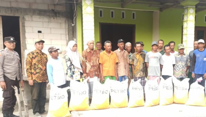 Polisi di Sumberrejo Ini Kawal Pembagian Bantuan Pupuk di Sumberharjo