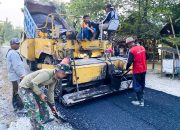 Satgas TMMD 120 Kodim Bojonegoro bersama Warga Napis kebut Pengaspalan Jalan