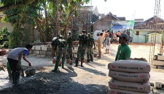 Karya Bakti, Babinsa Koramil 0813-09/Sumberrejo Bersama Warga Dusun Kauman Desa Sumberrejo Bersama-sama Bangun Masjid