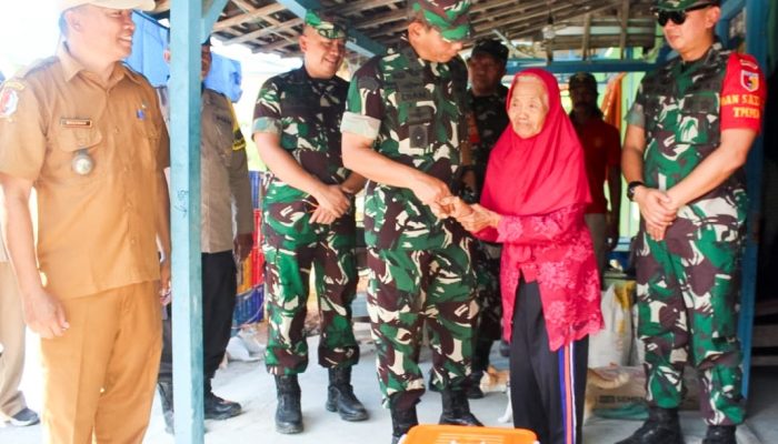 Tinjau Sasaran TMMD 120 Kodim Bojonegoro, Tim Wasev Mabesad Bagikan Sembako