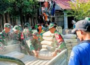 Bersama Warga Kedung Gampeng, Babinsa Koramil Temayang Bojonegoro bantu Pembangunan TPQ Al Falah