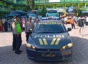 Anggota Polsek Babat Berikan Pengamanan Pemberangkatan Calon Jamaah Haji