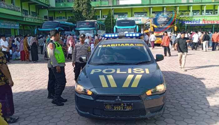 Anggota Polsek Babat Berikan Pengamanan Pemberangkatan Calon Jamaah Haji