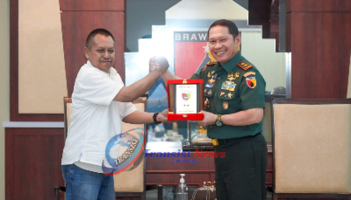 Mayjen TNI Rafael Terima Penghargaan Prapanca Award
