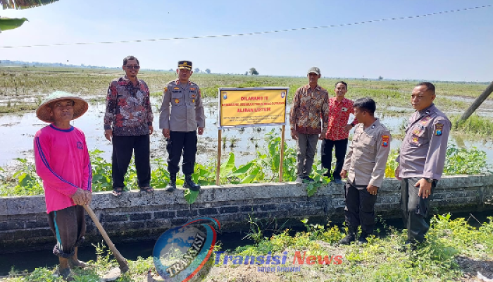 Kapolsek Babat Turun Langsung Pemasangan Banner Himbauan Dilarang Memasang Perangkap Tikus Mengunakan Aliran Listrik Di Sawah