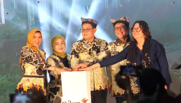 Pj Gubernur Jatim Apresiasi Pekan Batik Daerah yang Digelar Bojonegoro, Jadi Sarana Pemersatu Bangsa