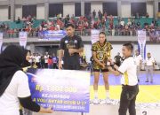 Kapolres Bojonegoro Serahkan Trophy MVP Kepada Dua Pemain Terbaik Kejurprov Jatim Bola Voli U17