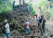 Kompak, Babinsa Koramil Tambakrejo Bojonegoro dan Warga Dusun Dolok Bersih Bersih Sampah Sungai