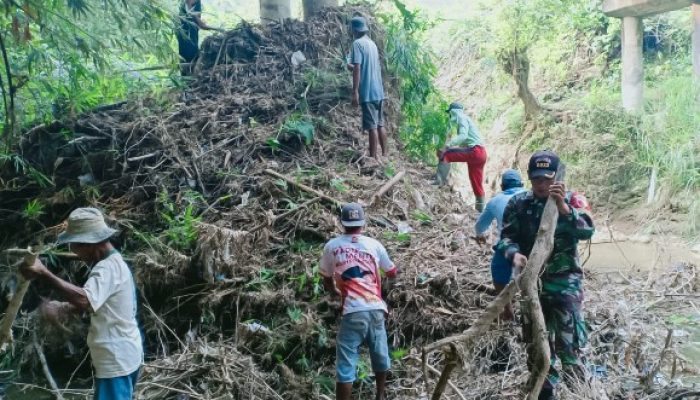 Kompak, Babinsa Koramil Tambakrejo Bojonegoro dan Warga Dusun Dolok Bersih Bersih Sampah Sungai