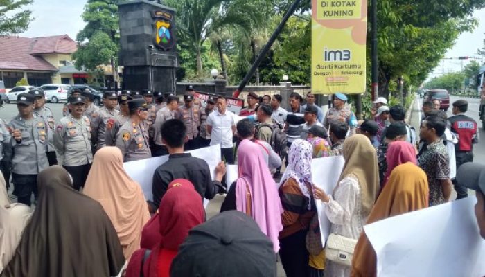 Tuntut Kebebasan DM, Ratusan Orang Gruduk Polres Tuban Lakukakan Aksi Damai