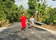 Melihat Kegembiraan Anak-anak Dusun Tawaran bersepeda di Jalan Aspal Hasil TMMD 120 Kodim Bojonegoro