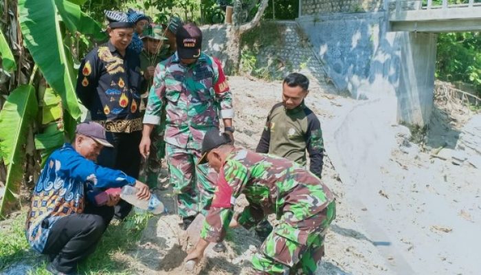 Lestarikan Lingkungan, Satgas TMMD 120 Kodim Bojonegoro dan Masyarakat Hijaukan Bantaran Sungai Napis