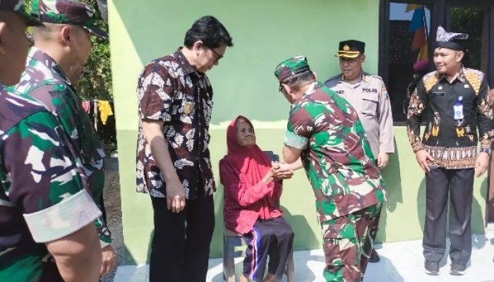 Dandim Bojonegoro dampingi Pangdam V Brawijaya tinjau Hasil TMMD 120 di Tambakrejo