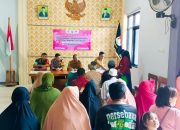 Pastikan Kegiatan Berjalan Tertib dan Lancar, Babinsa Koramil Kapas Bojonegoro Kawal Penyaluran BLT-DD